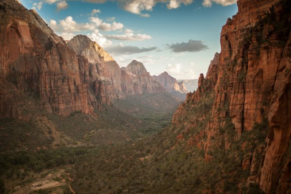 Quels sont les meilleurs conseils pour une randonnée dans le parc national de Zion, USA : équipements et itinéraires ?